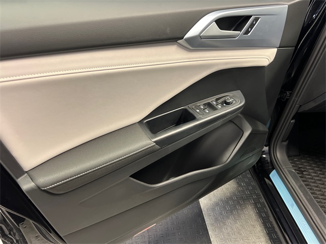 2025 Volkswagen Taos SE photo 6