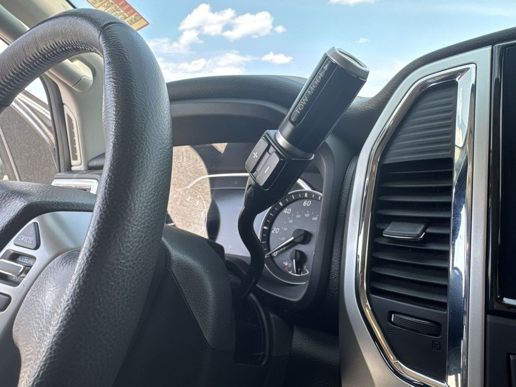 2021 Nissan Titan SV photo 19