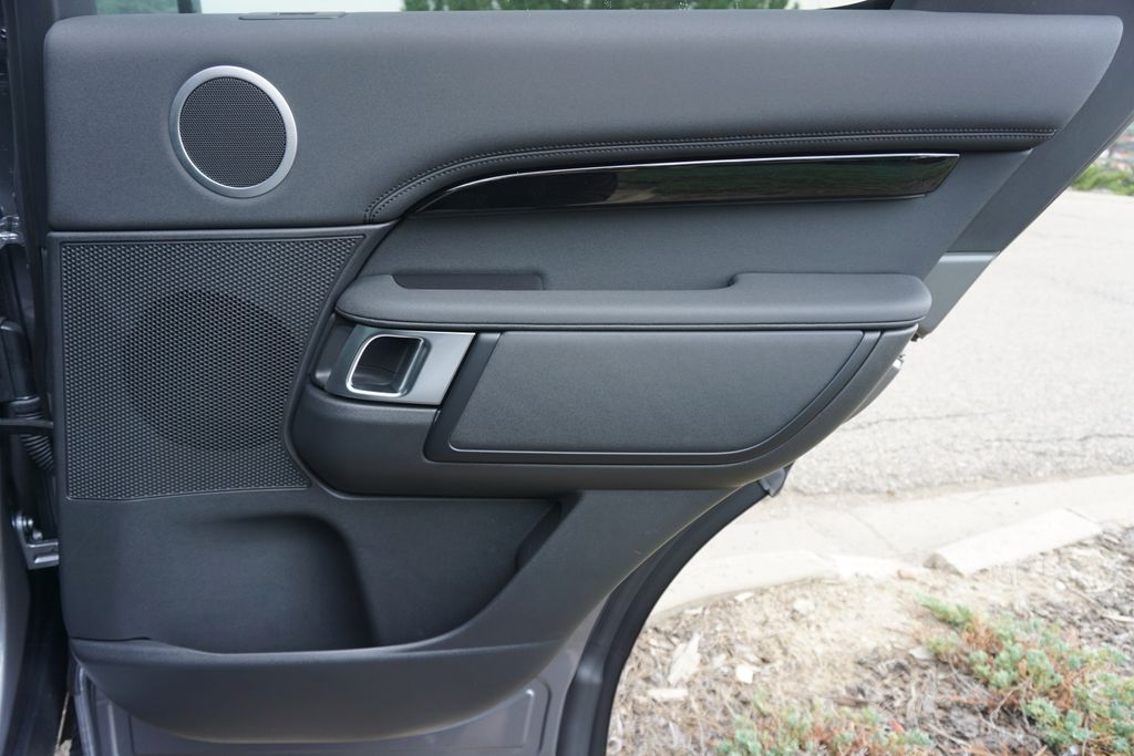 2025 Land Rover Discovery S photo 25