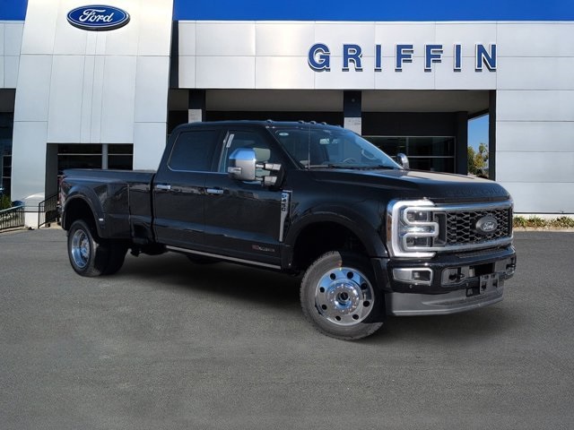 2026 Ford F-450 Super Duty Platinum's photo