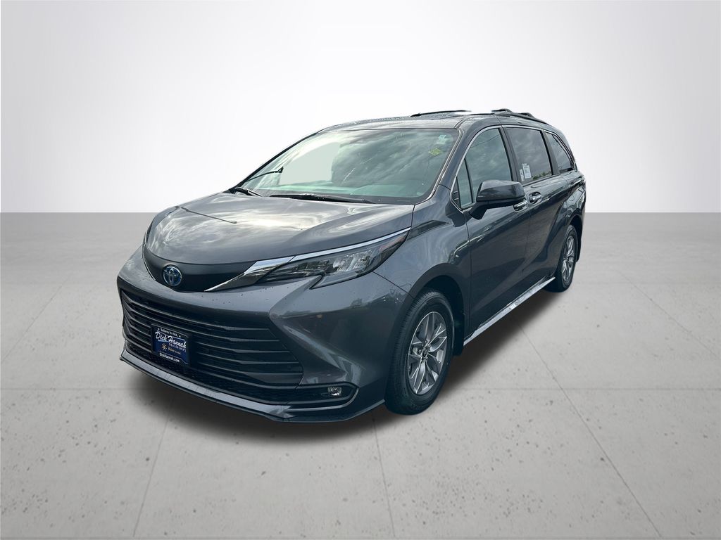 2025 Toyota Sienna XLE photo 2