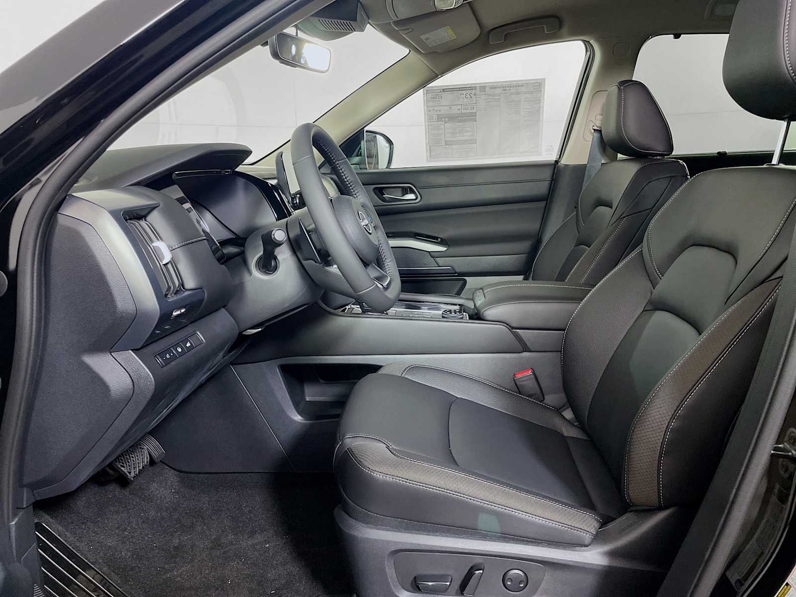 2025 Nissan Pathfinder SL photo 2