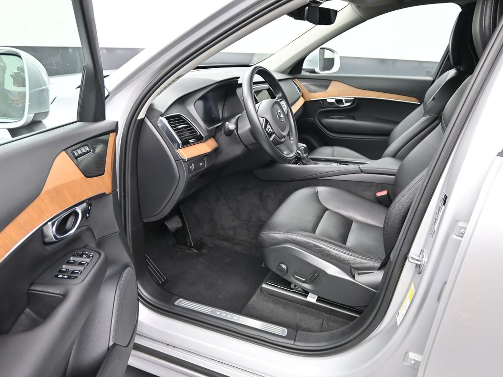 2022 Volvo XC90 T6 Momentum photo 5