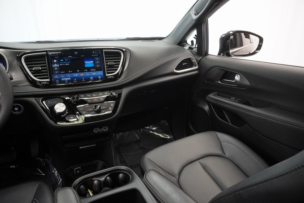 2025 Chrysler Pacifica photo 22