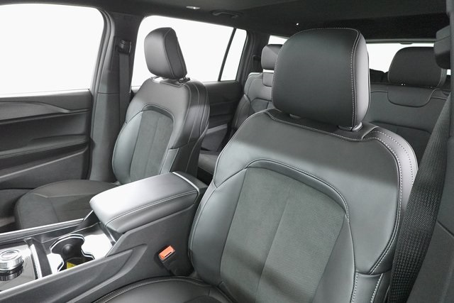 2025 Jeep Grand Cherokee Laredo Altitude photo 13