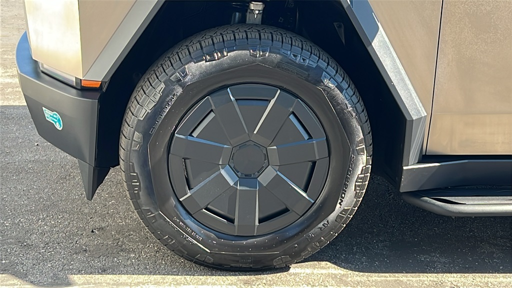2025 Tesla Cybertruck photo 2