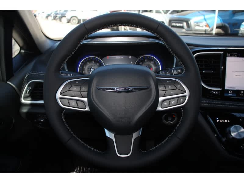 2025 Chrysler Pacifica photo 18