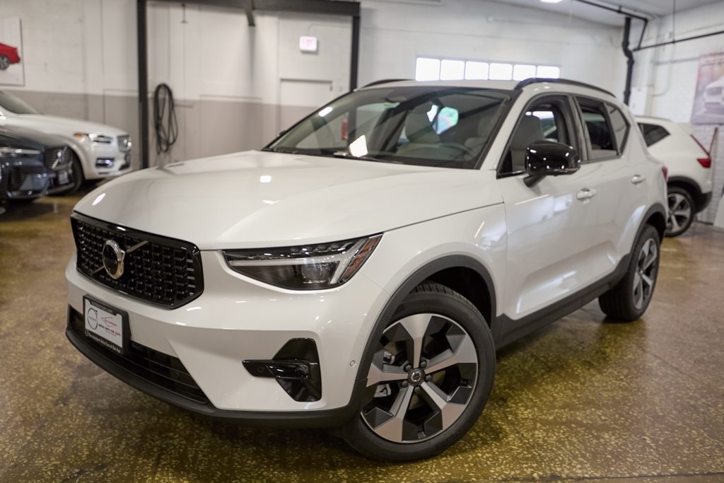 2026 VOLVO XC40 - Image 1