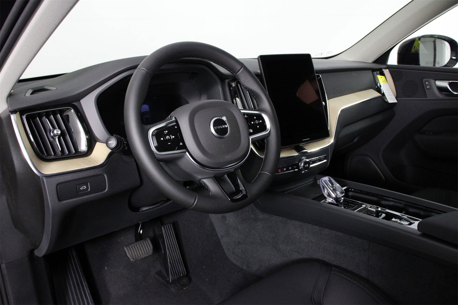 2026 Volvo XC60 B5 Plus photo 7