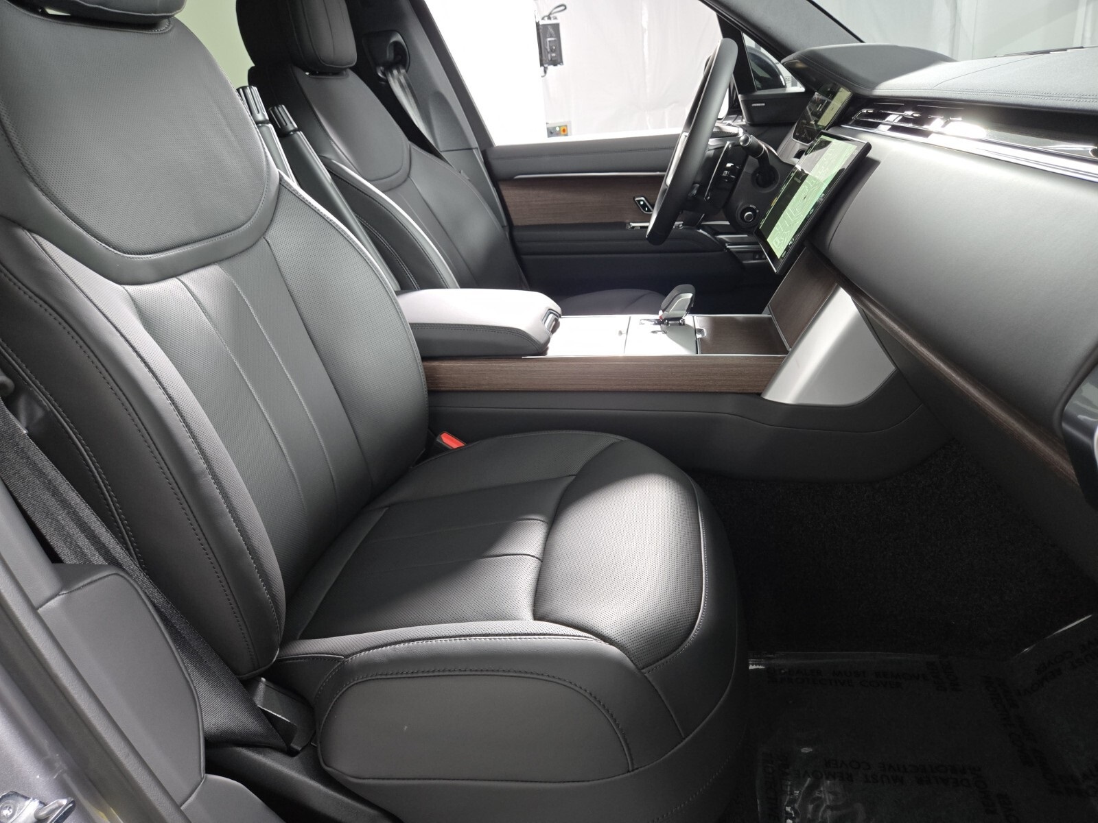2025 Land Rover Range Rover SE photo 2