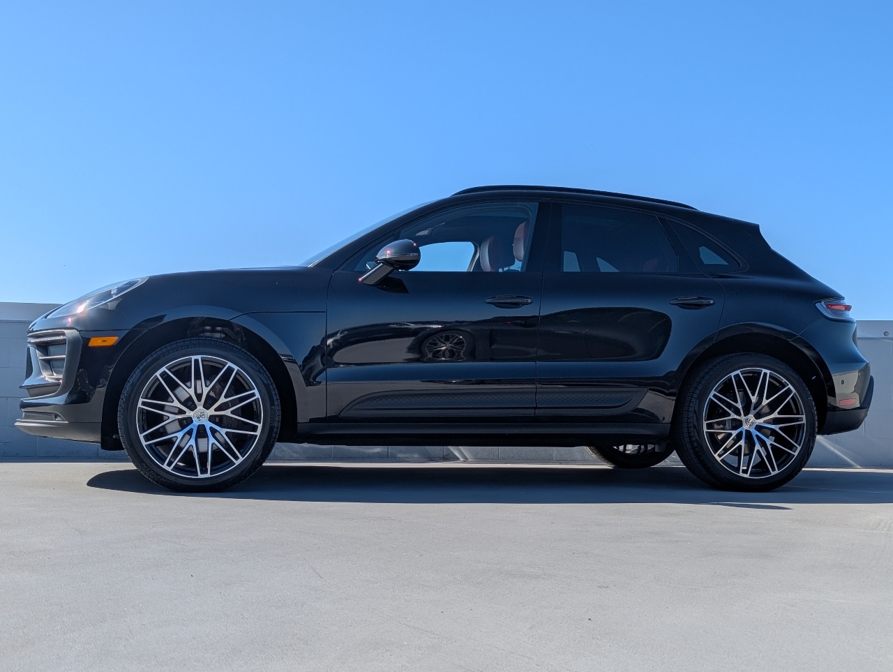 2023 Porsche Macan T photo 2