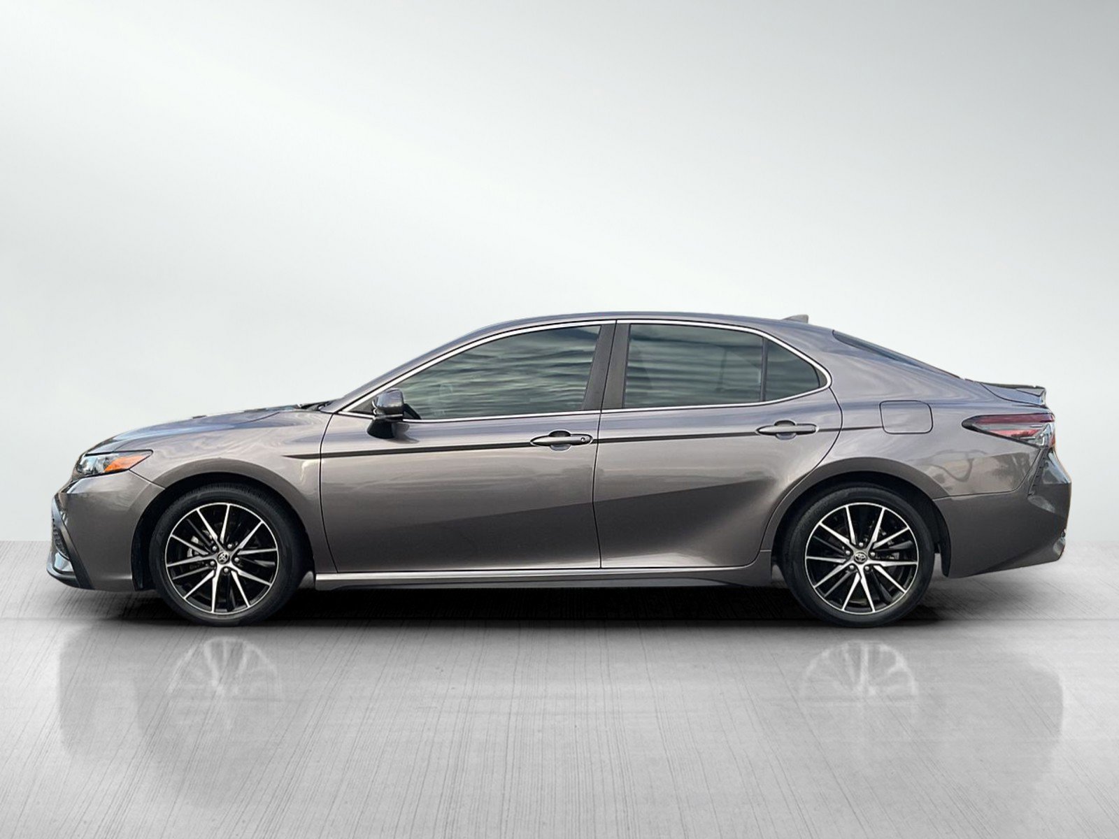 2021 Toyota Camry SE photo 2