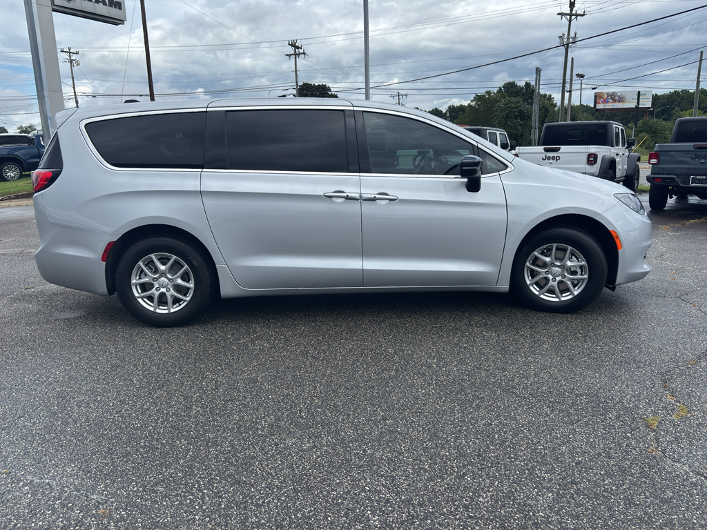 2026 Chrysler Voyager LX photo 10