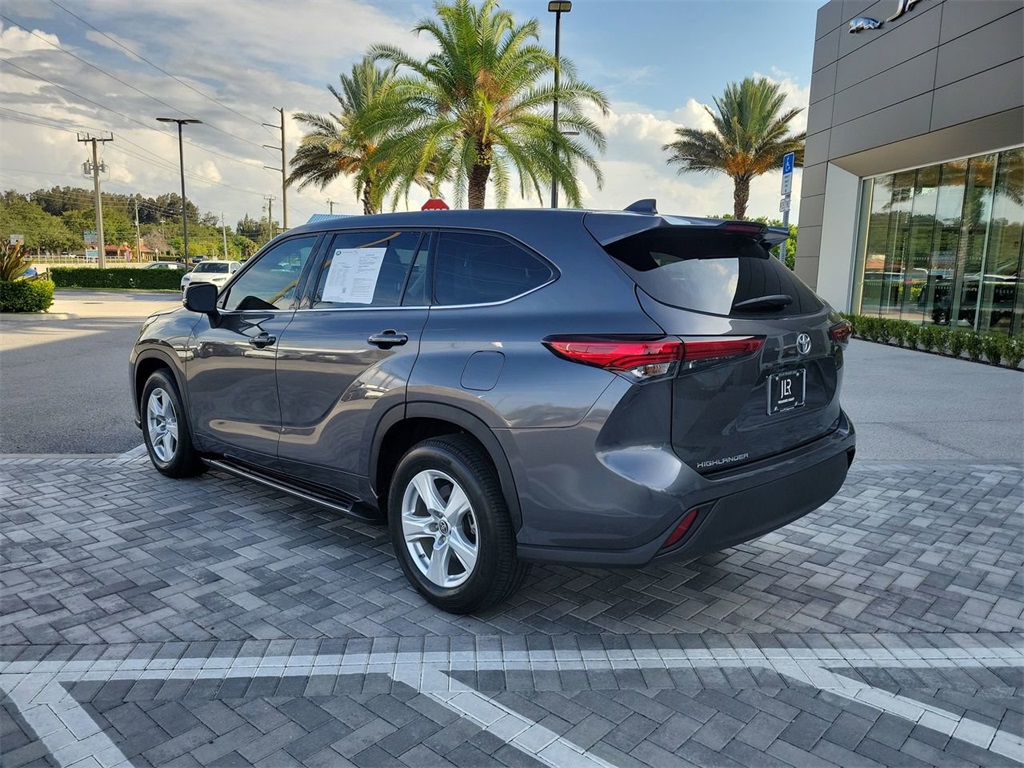 2022 Toyota Highlander LE photo 3