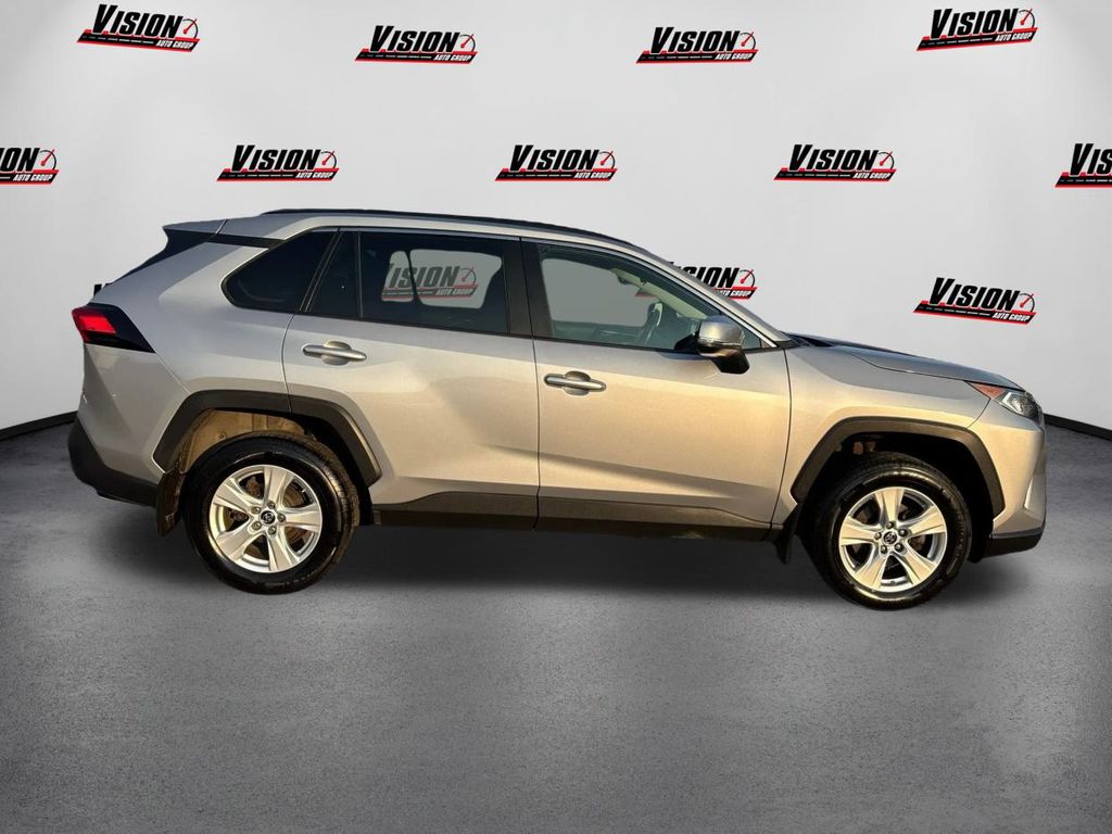 2019 Toyota RAV4 XLE photo 4