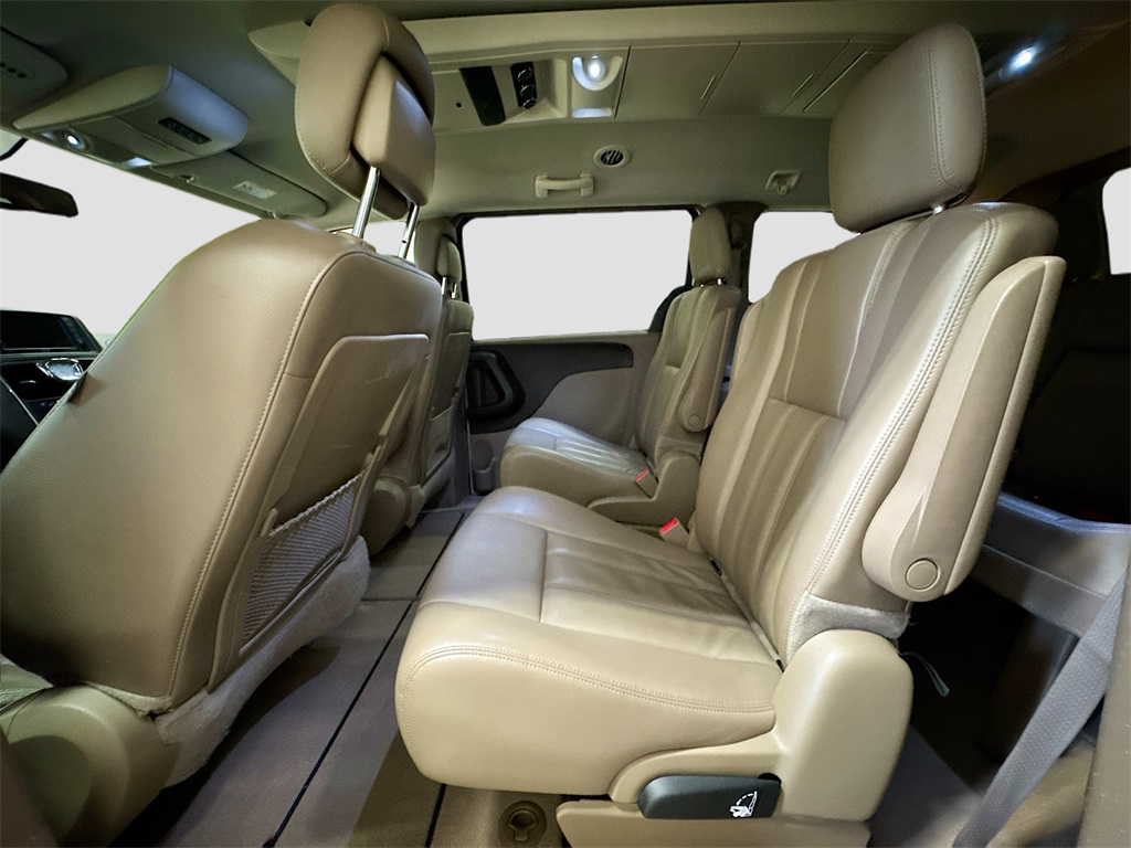 2013 Chrysler Town & Country Touring photo 13