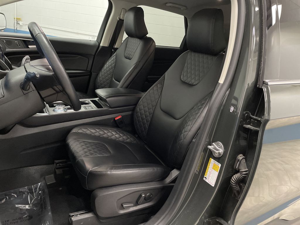 2024 Ford Edge Titanium photo 4