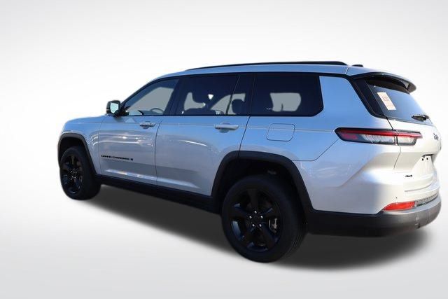 2023 Jeep Grand Cherokee Altitude photo 2