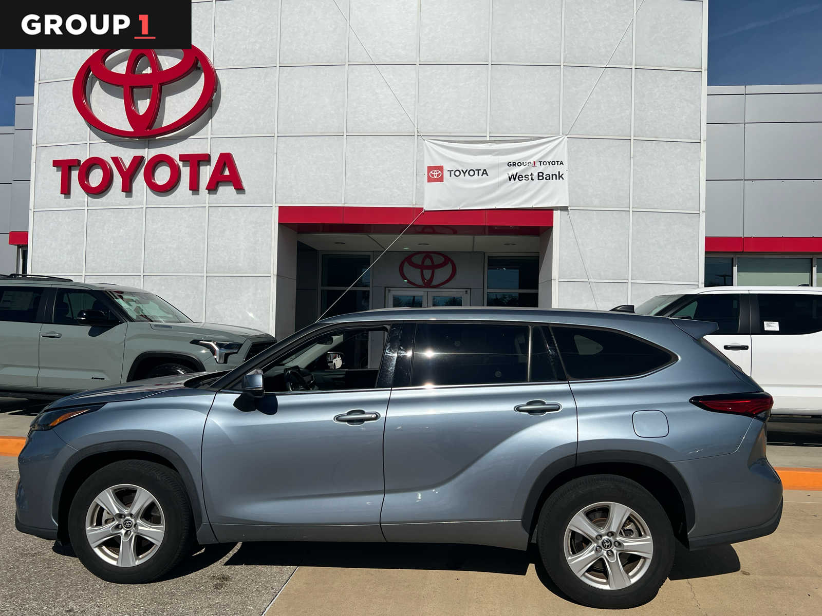 2022 Toyota Highlander LE's photo