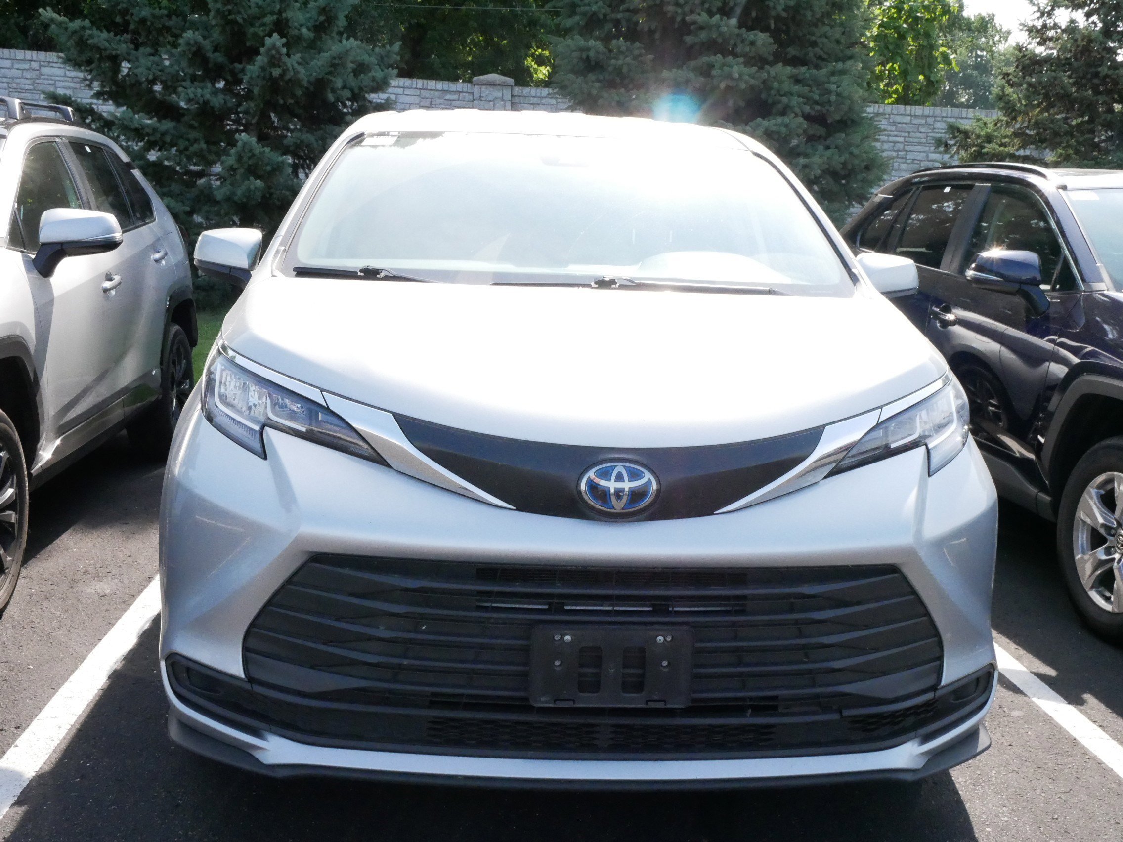 Used 2023 Toyota Sienna LE with VIN 5TDKSKFCXPS086327 for sale in Brooklyn Center, Minnesota