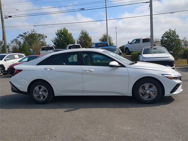 2025 Hyundai Elantra SE photo 4