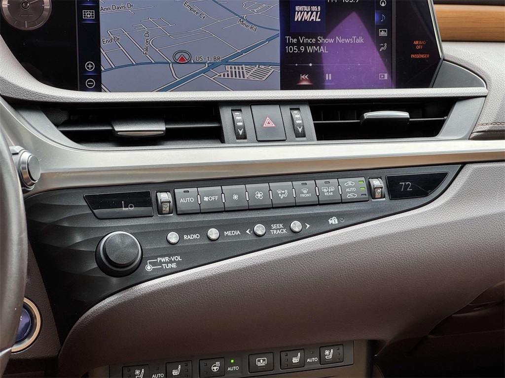 2019 Lexus ES 300h photo 17