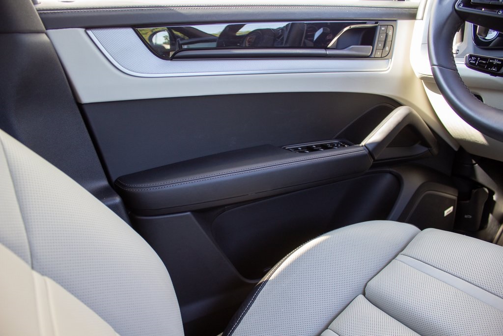 2024 Porsche Cayenne Coupe Base photo 17