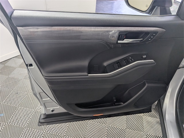 2022 Toyota Highlander Platinum photo 18