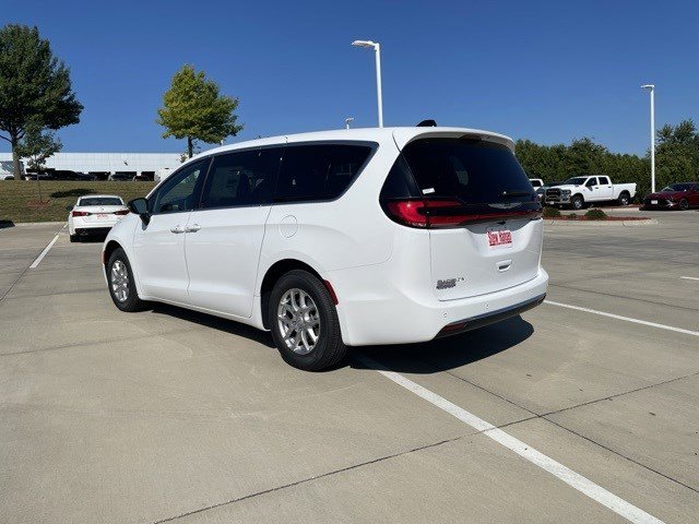 2026 Chrysler Pacifica photo 3