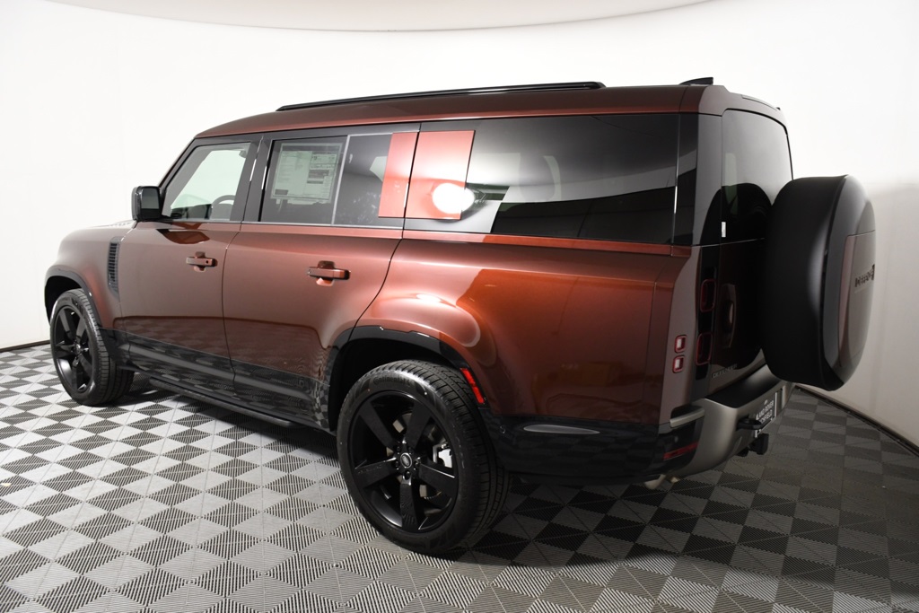 2025 Land Rover Defender 130 X-Dynamic SE photo 3