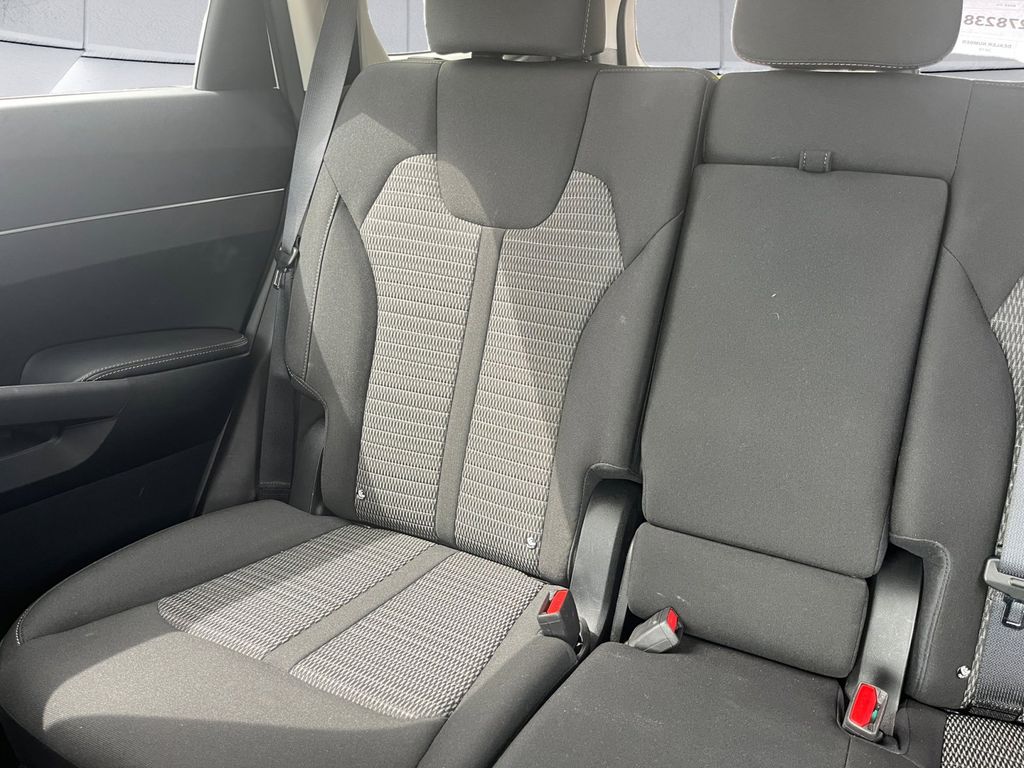 2025 Kia Sorento LX photo 13