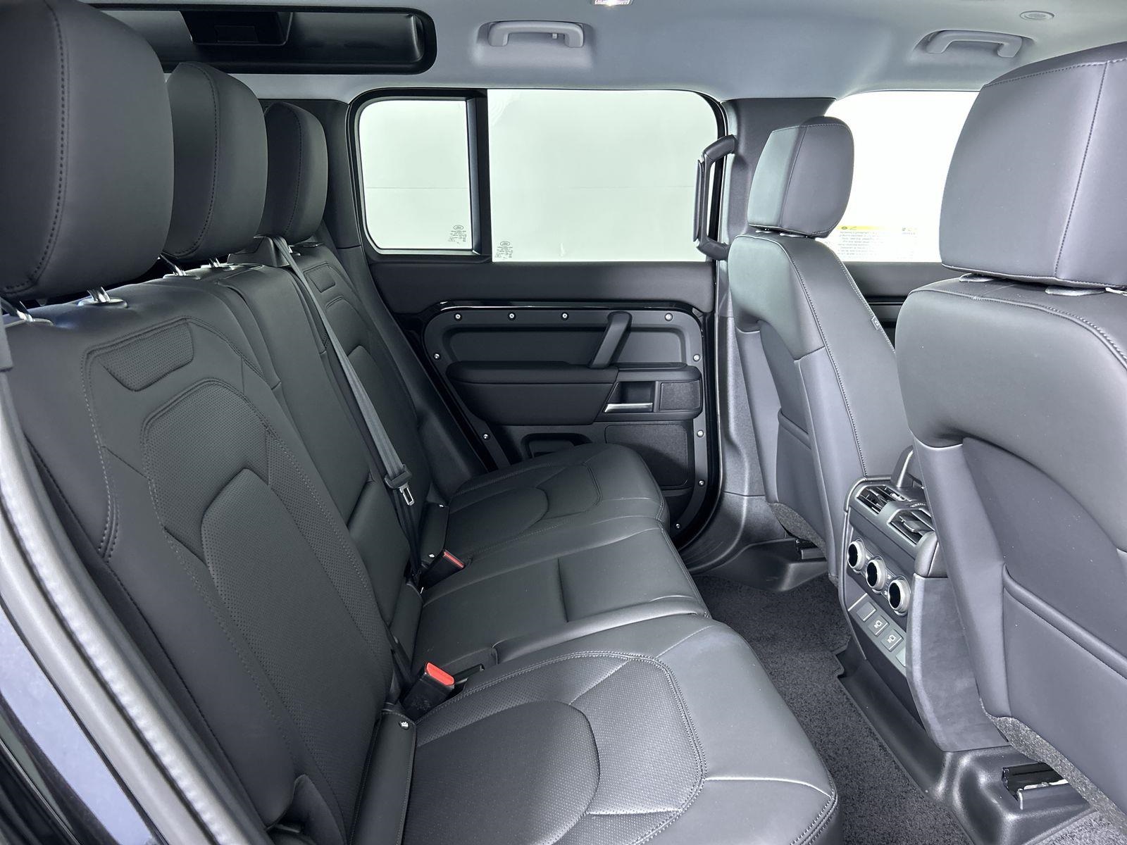 2025 Land Rover Defender 110 S photo 31