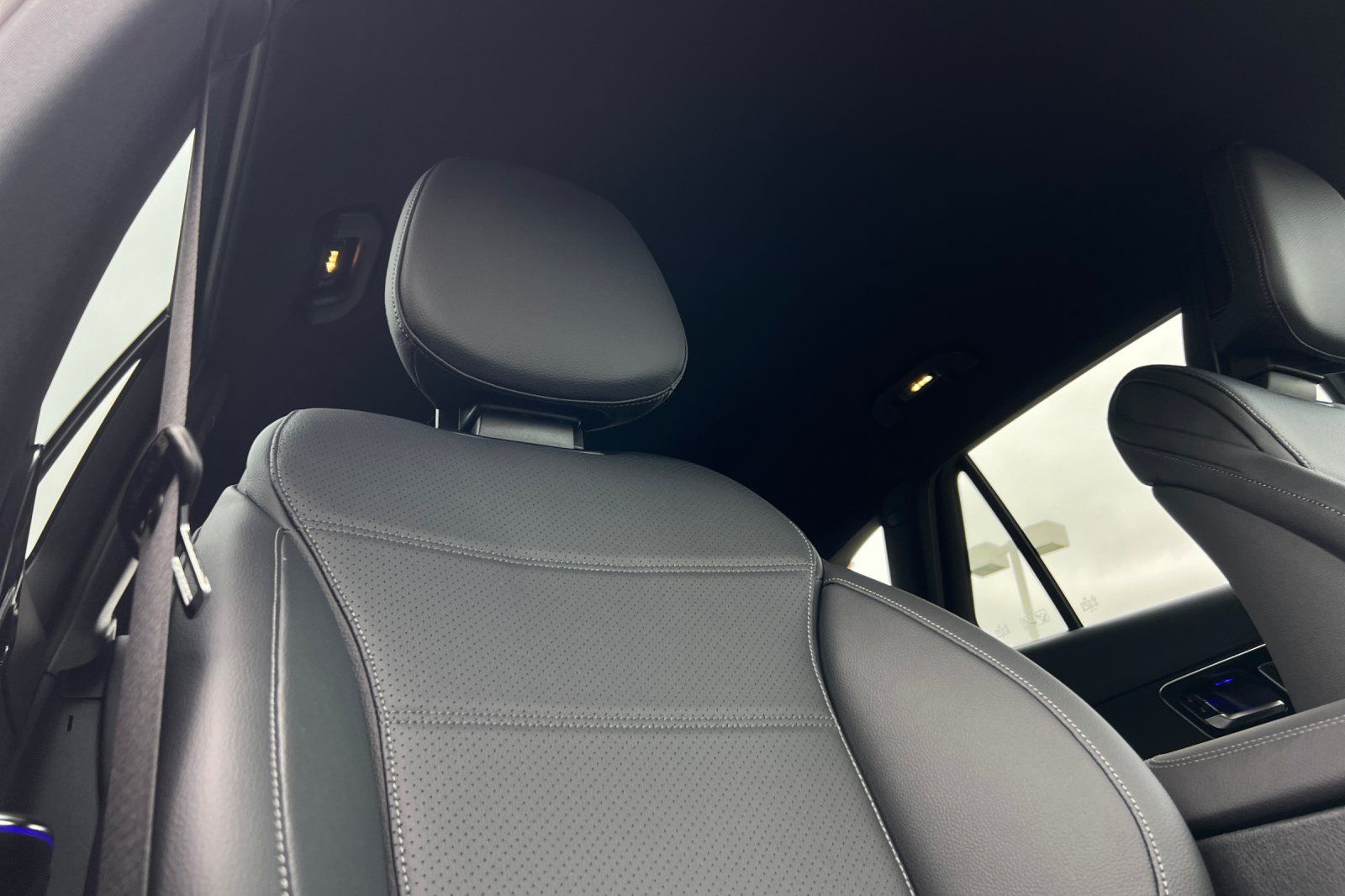 2025 Mercedes Benz GLC 300 photo 29