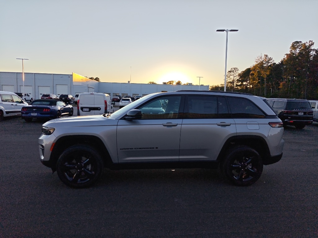 2025 Jeep Grand Cherokee Altitude X photo 2