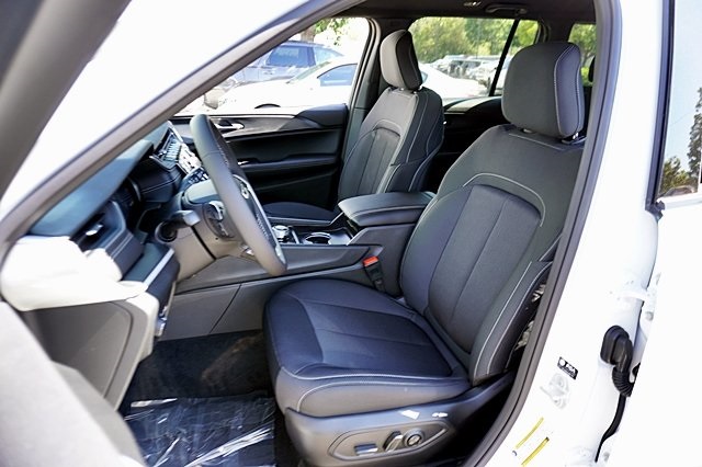 New 2024 Bright White Clear-Coat Exterior Paint Jeep Laredo image 18