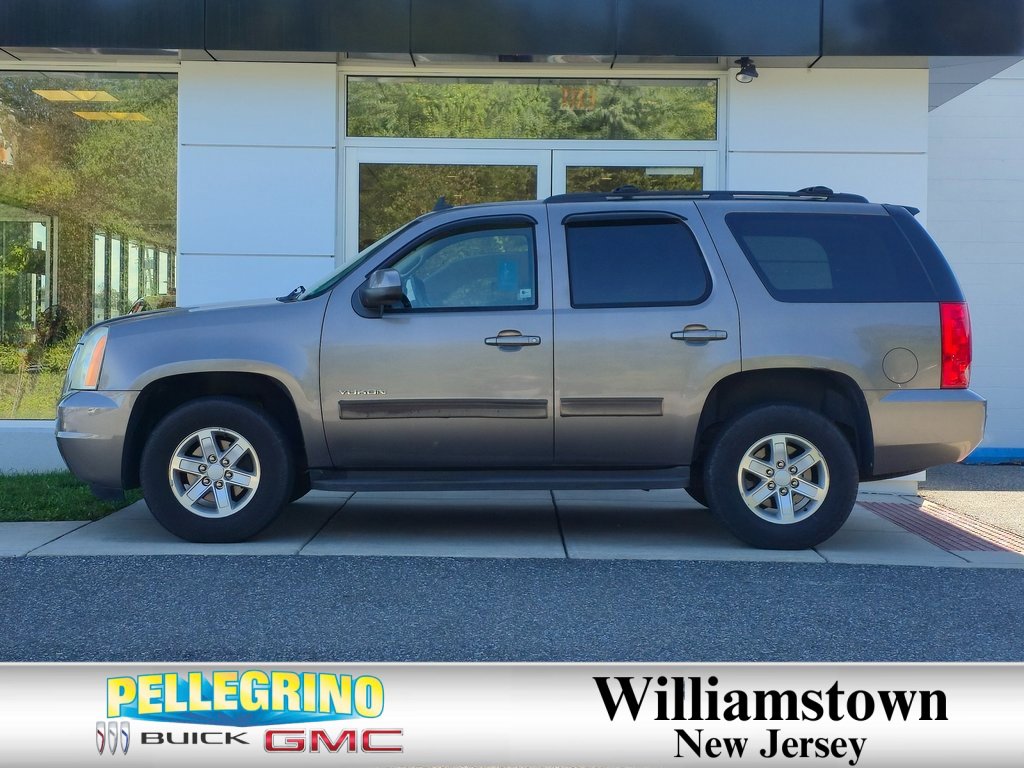 2011 Gmc Yukon SLE photo 2