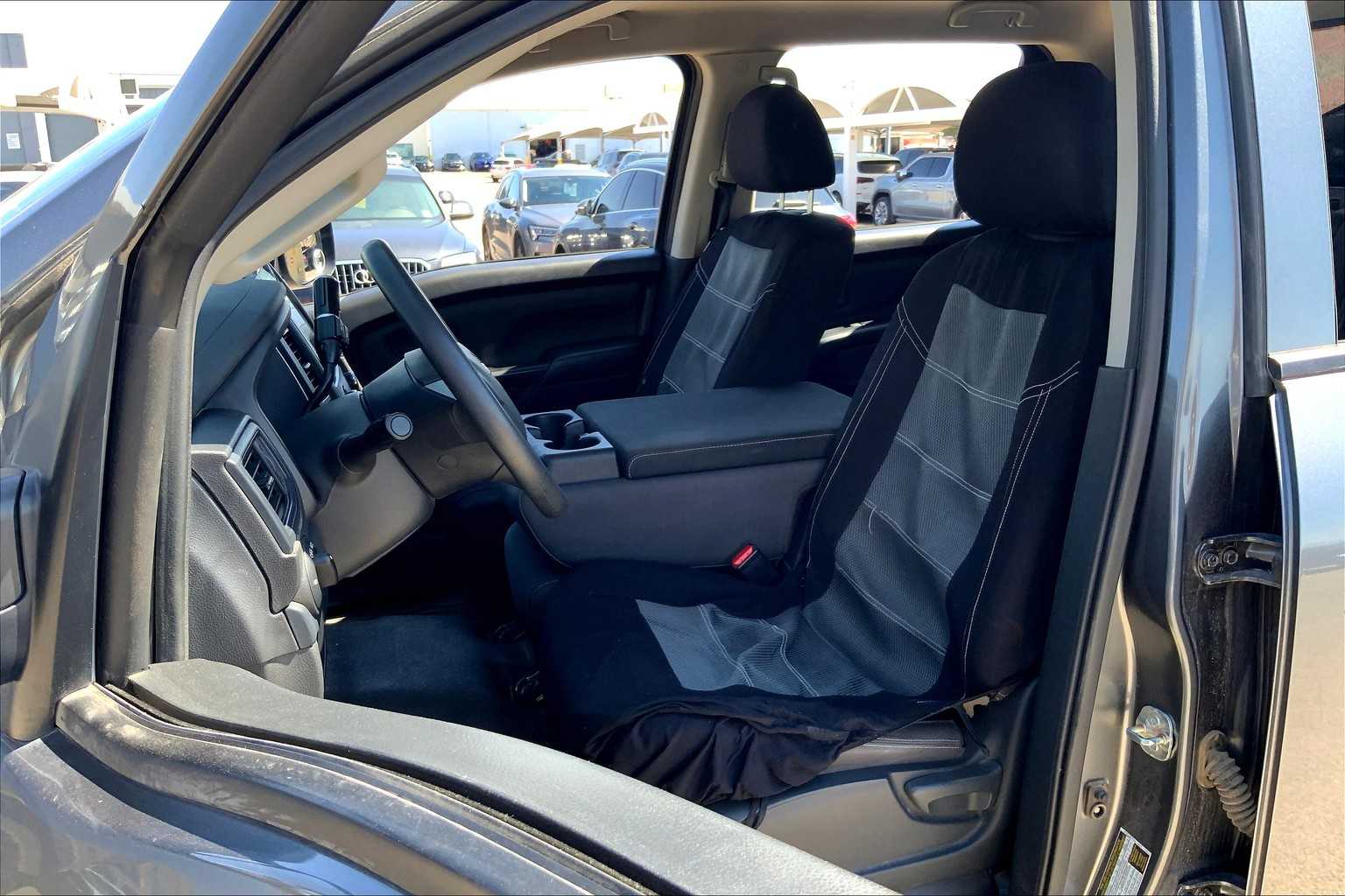 2023 Nissan Titan S Crew Cab photo 7