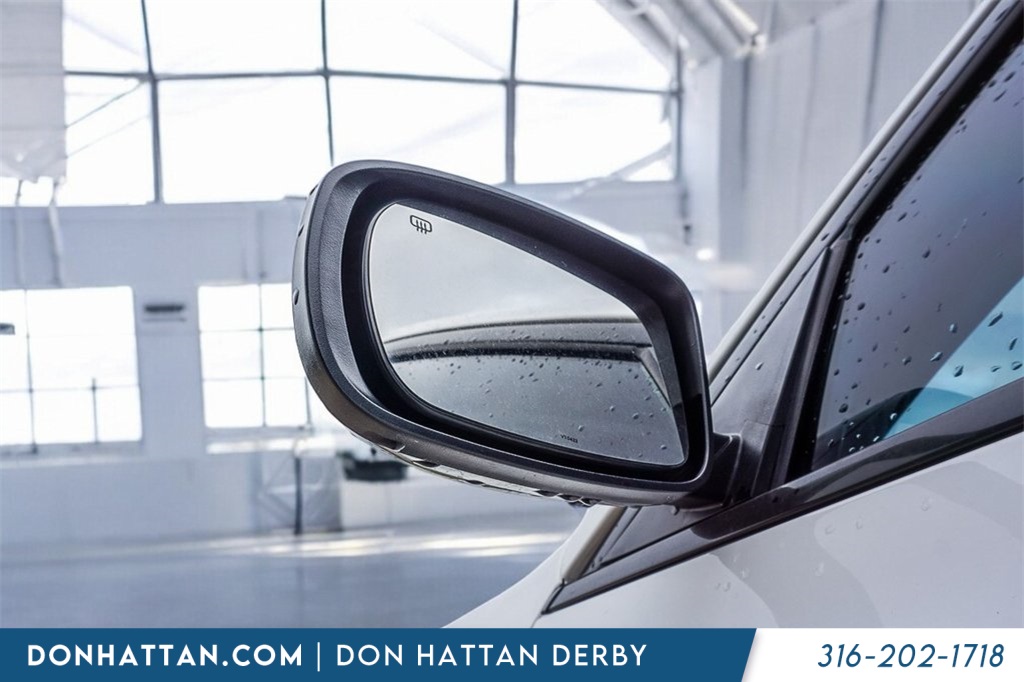 2023 Chrysler 300 Touring photo 14