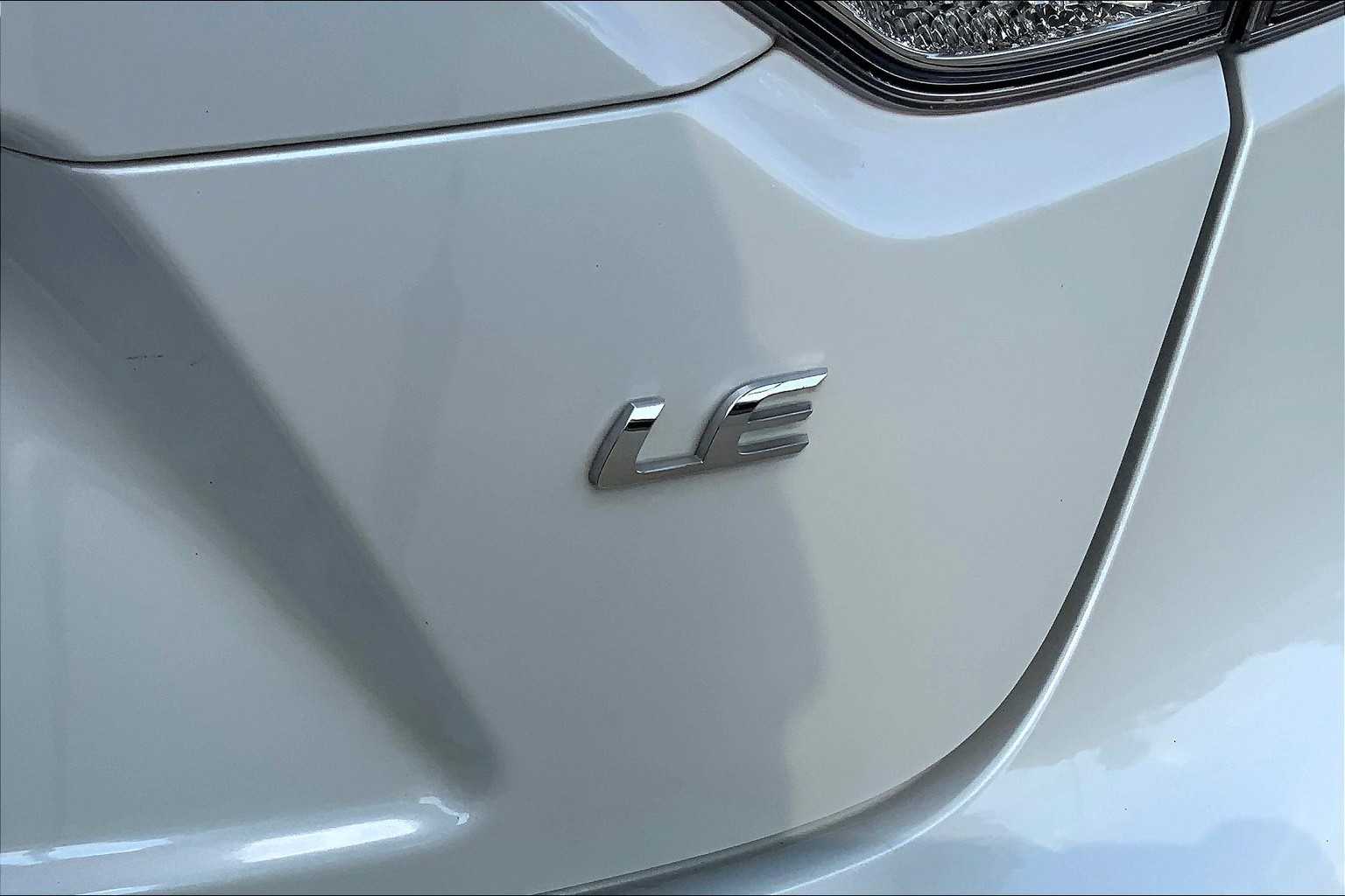 2022 Toyota Corolla LE photo 9