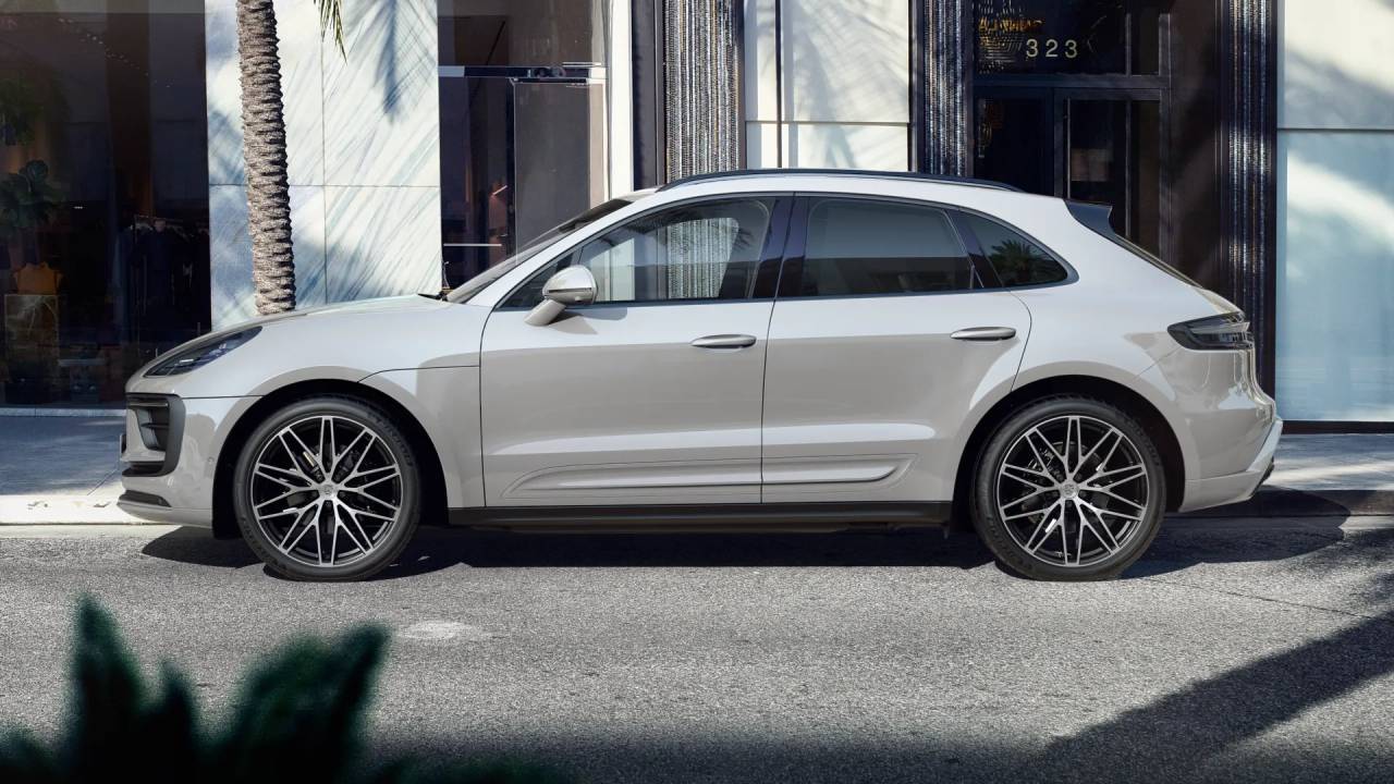2025 Porsche Macan T photo 2