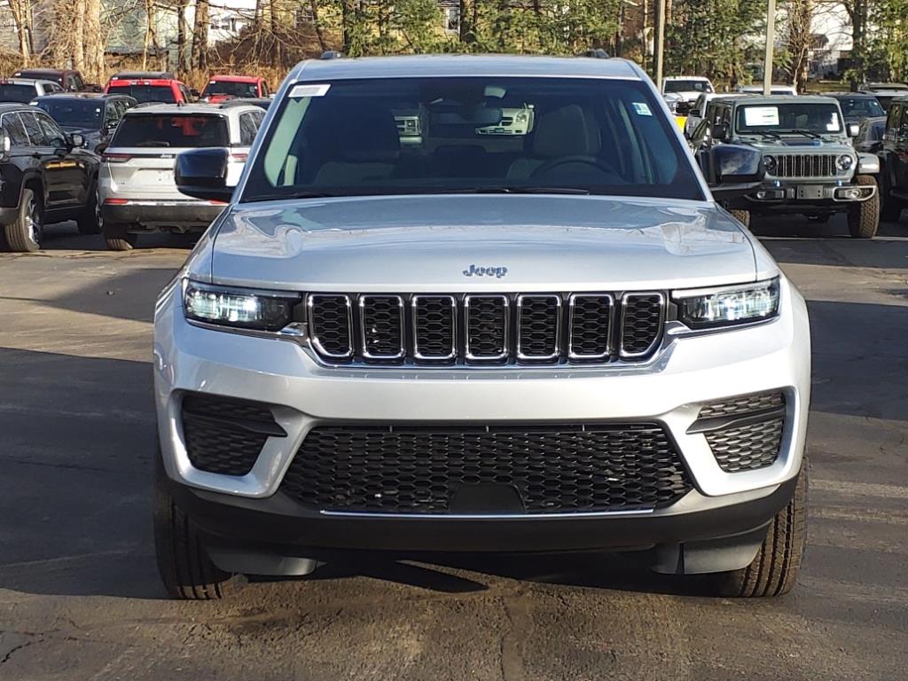 2024 Jeep Grand Cherokee Laredo photo 2