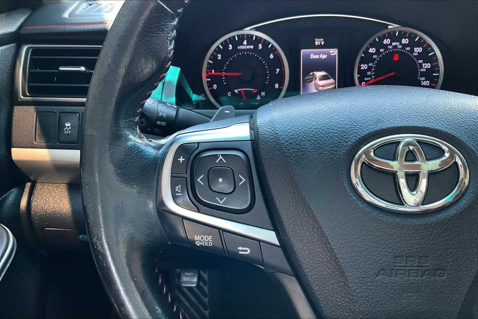2016 Toyota Camry SE photo 22