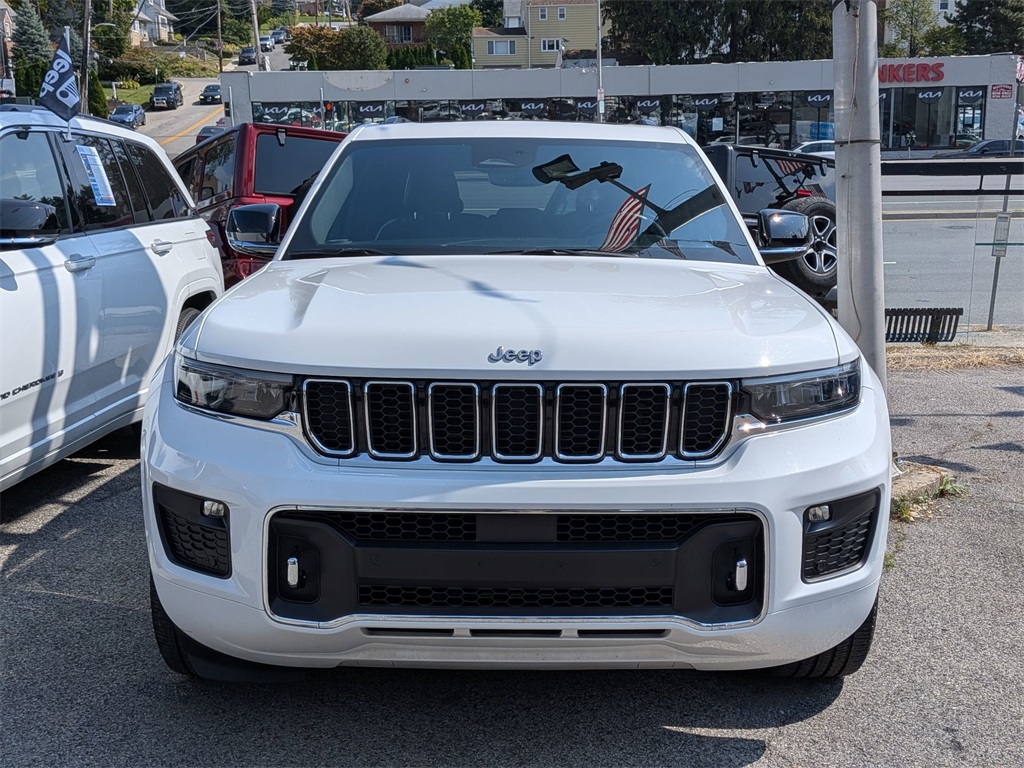 2022 Jeep Grand Cherokee Overland photo 2
