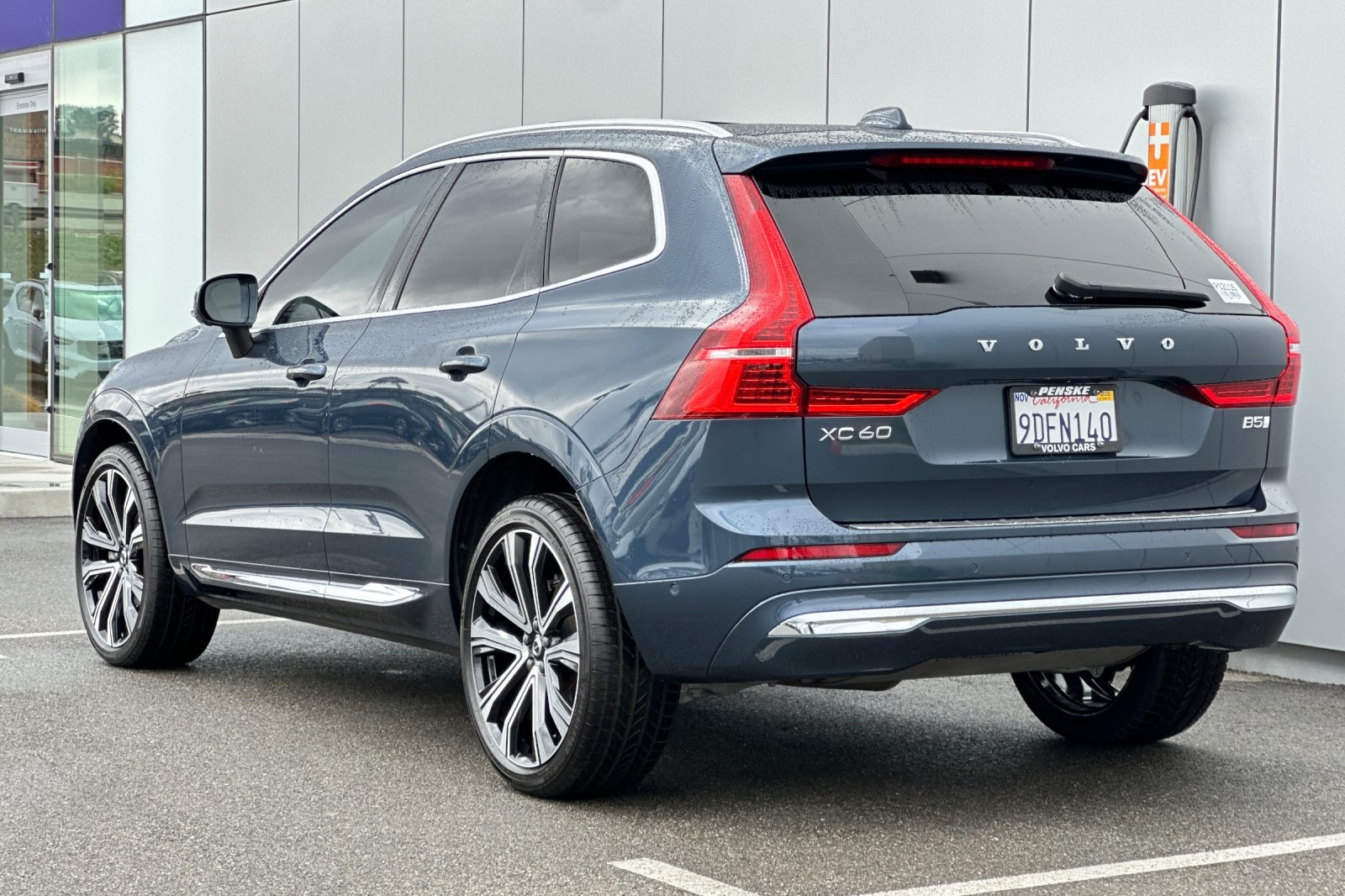 2023 Volvo XC60 B5 Ultimate photo 2