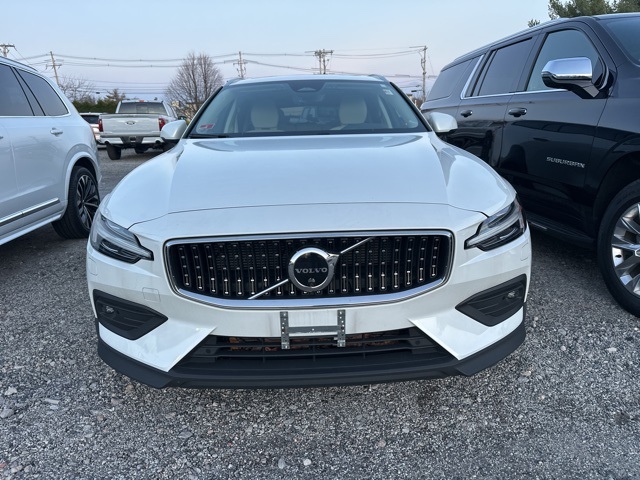 2023 Volvo V60 Cross Country B5 Plus photo 2