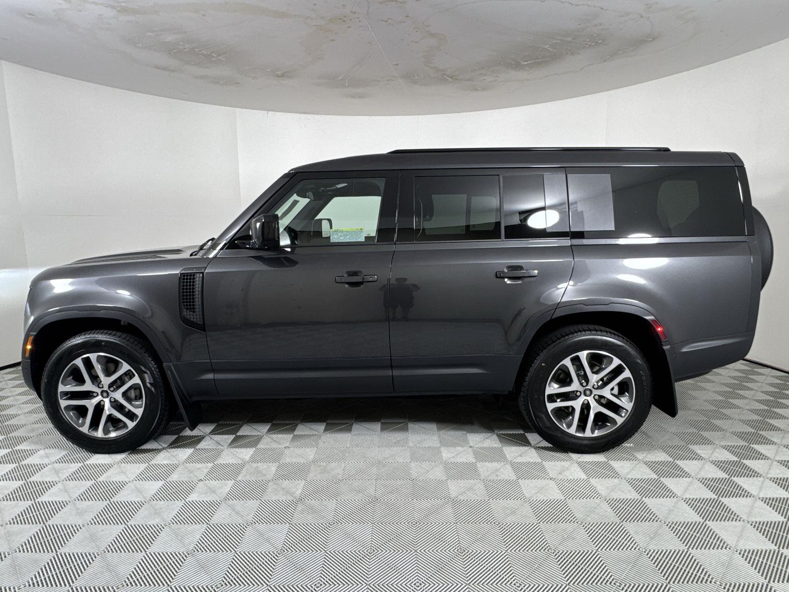 2025 Land Rover Defender 130 S photo 2