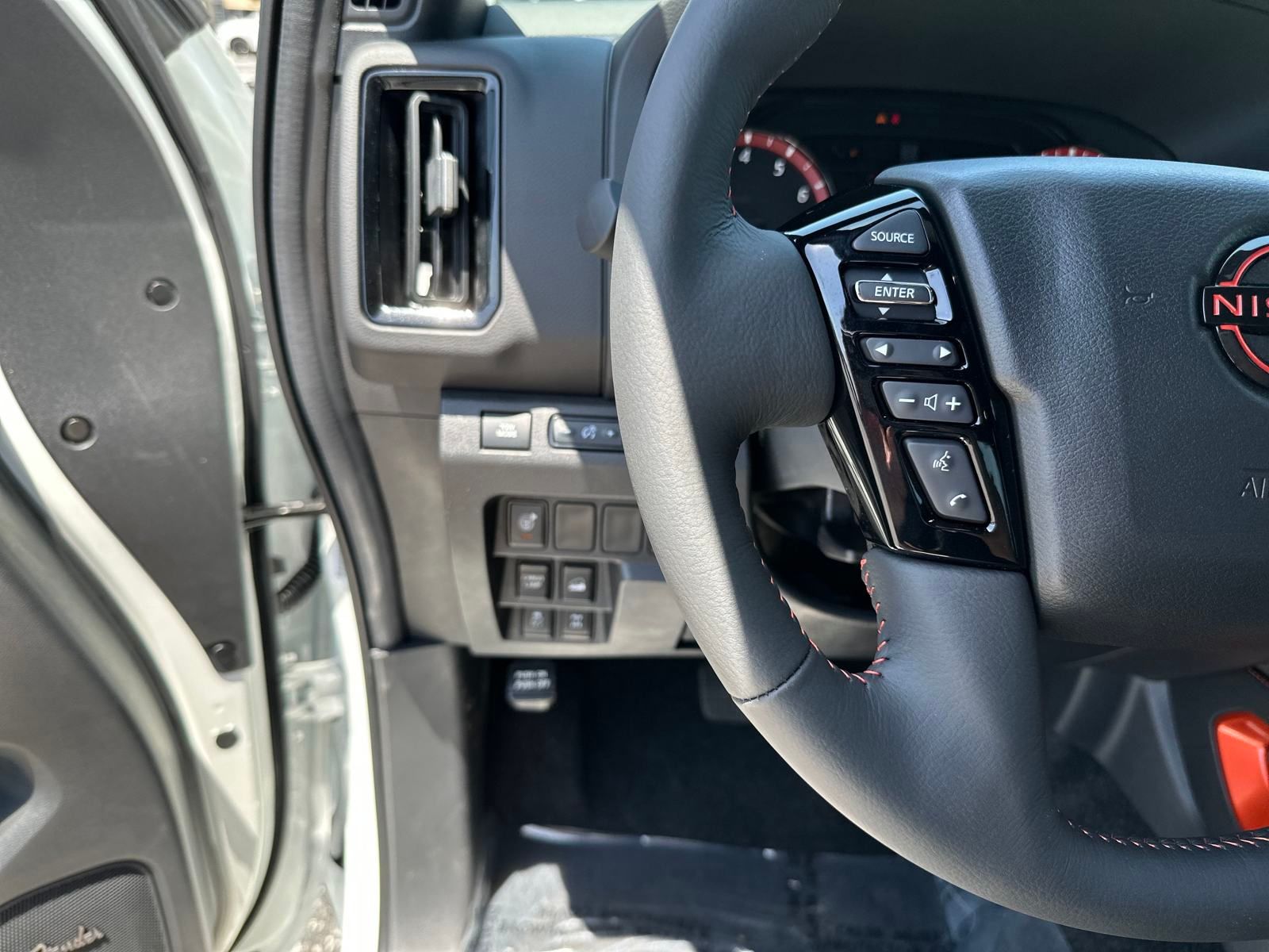 2025 Nissan Frontier PRO-4X photo 12