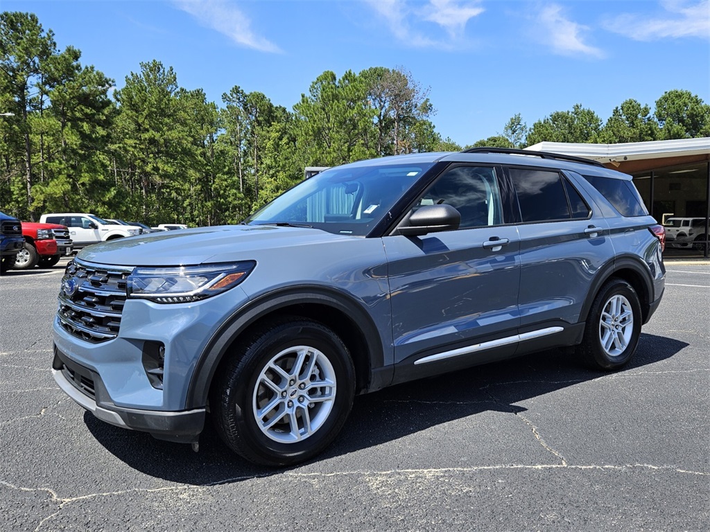 2025 Ford Explorer photo 2