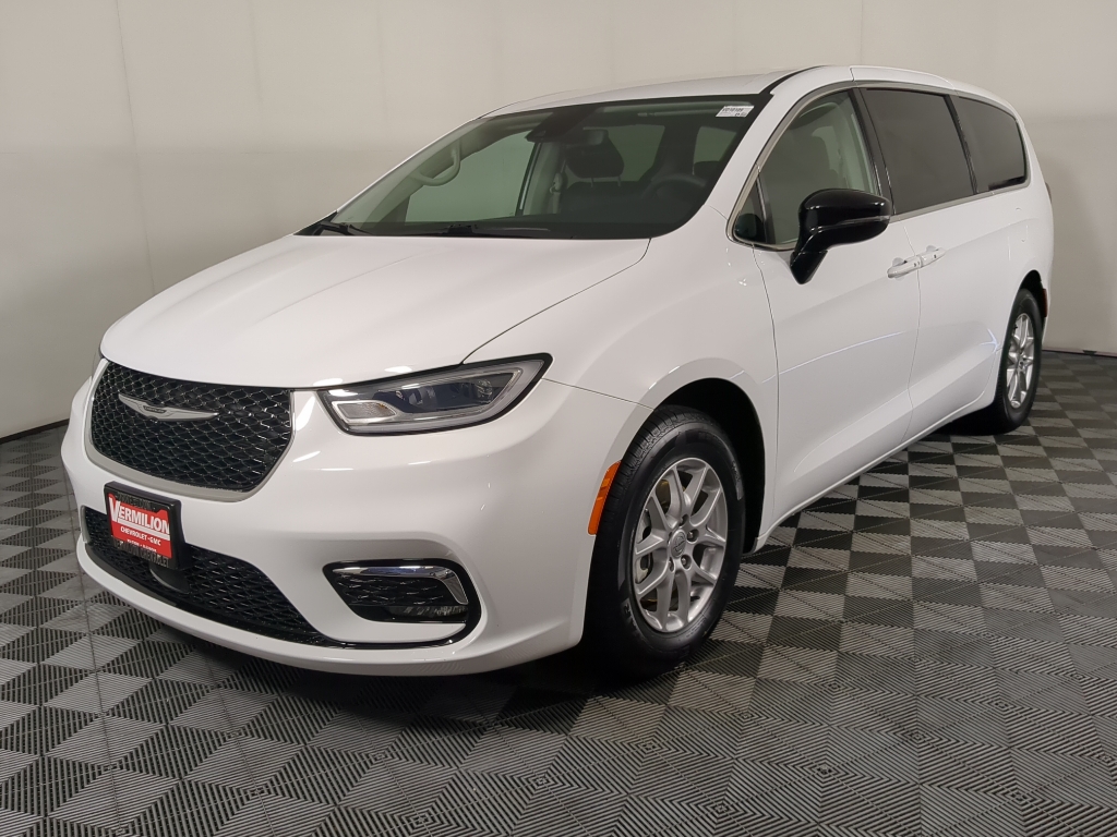 2024 Chrysler Pacifica Touring L photo 3