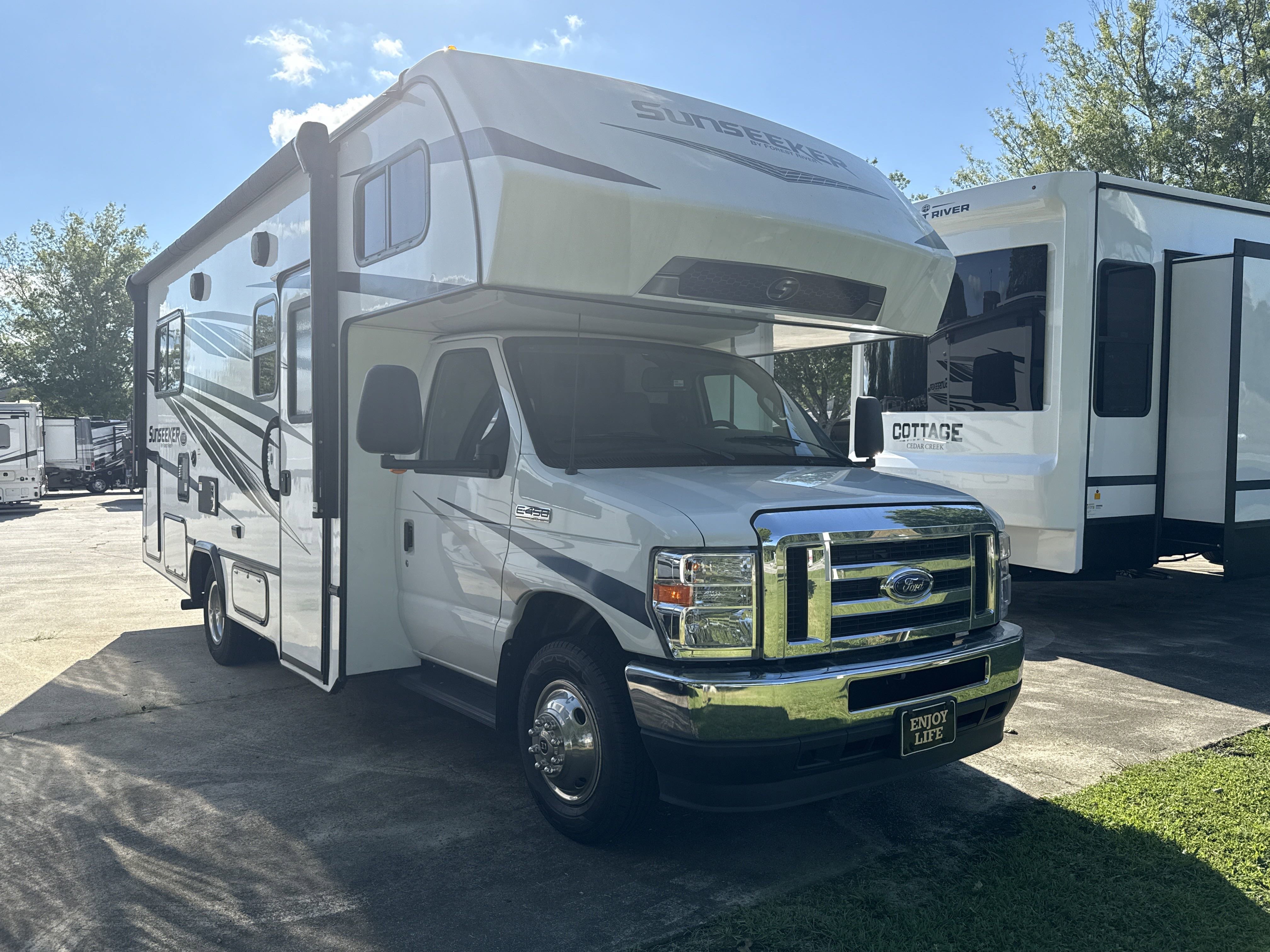 2023 Ford E-Series Cutaway Base's photo